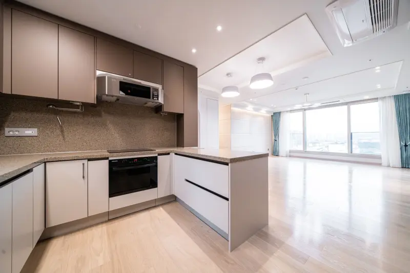 탁 트인 전망의 오픈형 주방 거실 인테리어